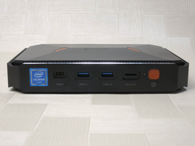 前面は電源ボタン、USB 3.0×3(うち1基はType-C)、microSDカードスロットを装備