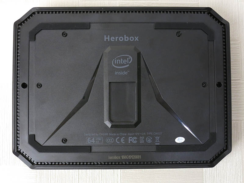 本体内部へは底面からアクセスする