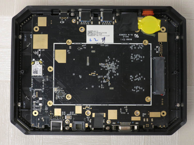 さらにネジを外すとマザーボードにアクセスできる