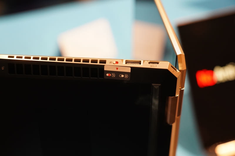 右側面にはWebカメラをオフにするボタンが用意されている