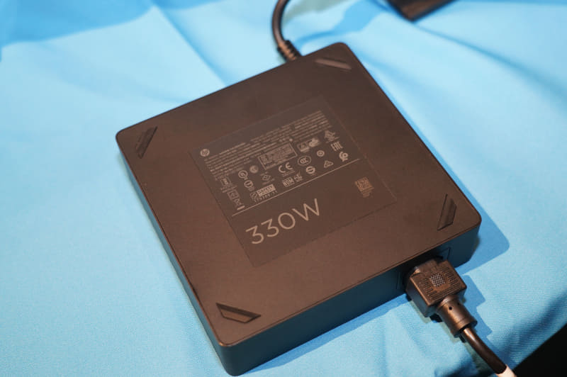 出力330WのACアダプタ