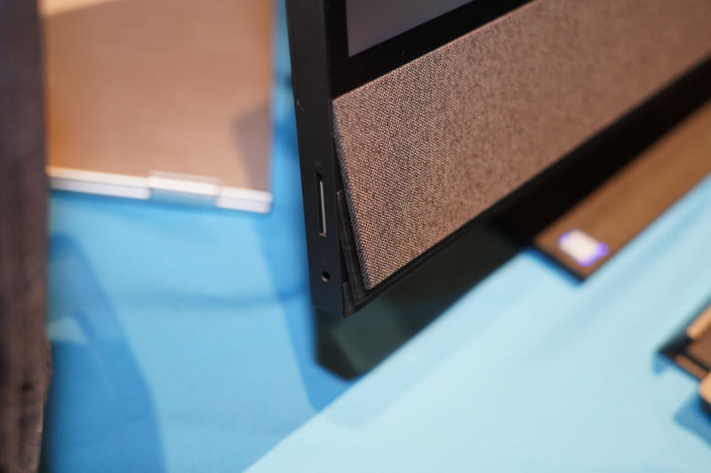 左側面にはSDカードスロット