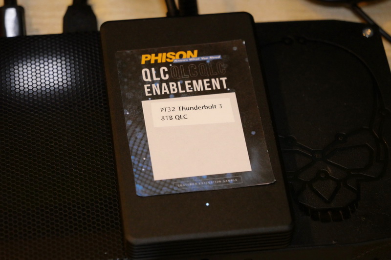 Thunderbolt 3接続のポータブルSSD。QLC 3D NAND採用で、容量は8TB