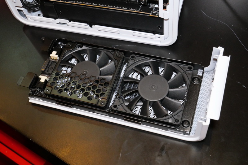 ケース上部には80mmファンを2基搭載する