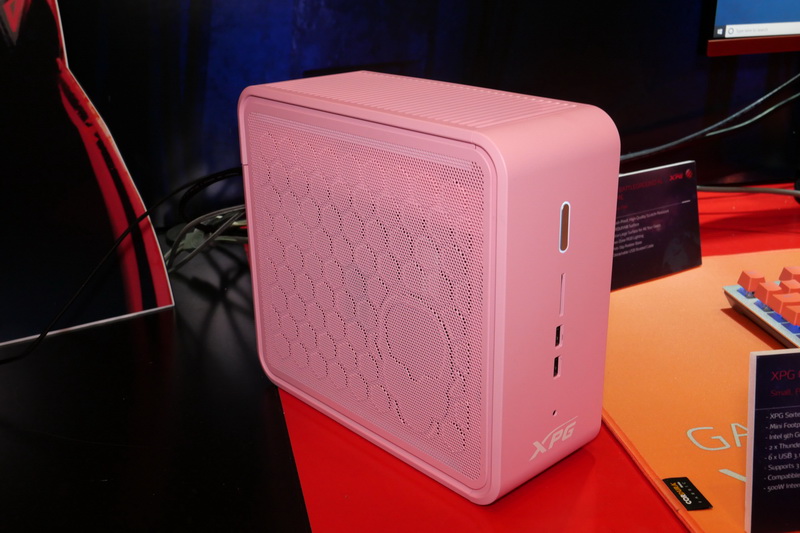 XPGシリーズのキャラクターであるMeraとのコラボレーションモデルは本体色がピンクとなる