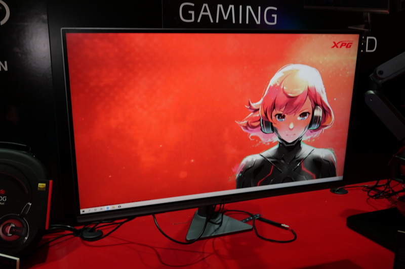 XPG PHOTON。フルHDまたはWQHD表示対応の27型ゲーミングディスプレイ