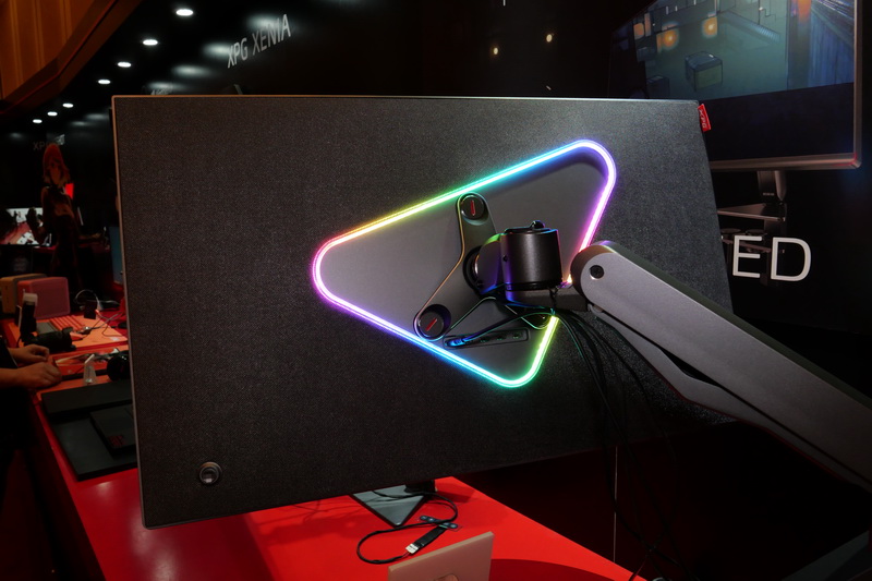 背面。フルカラーLEDイルミネーションを用意