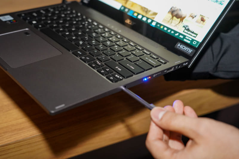 ペンは右側面に内蔵している。本体内蔵のペンはAES1.0だが、オプションでAES 2.0のペンが用意されている