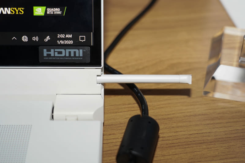 EMRペンはヒンジ部分に格納、充電できる