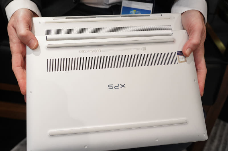 従来モデル(手前側)と2020年モデル(奥側)のヒンジの比較。ヒンジがよりコンパクトになっていることがわかる