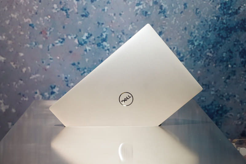 XPS 13のA面(天板)、CNCマシンによるアルミニウム削り出し