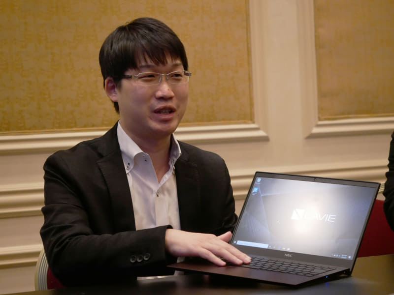 LAVIE Pro Mobilを手に持つNECパーソナルコンピュータ商品企画本部商品企画部の永井健司マネージャー