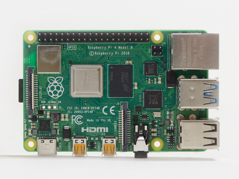 前面は上にGPIO、左にDSI。SoCのパッケージが金属へ