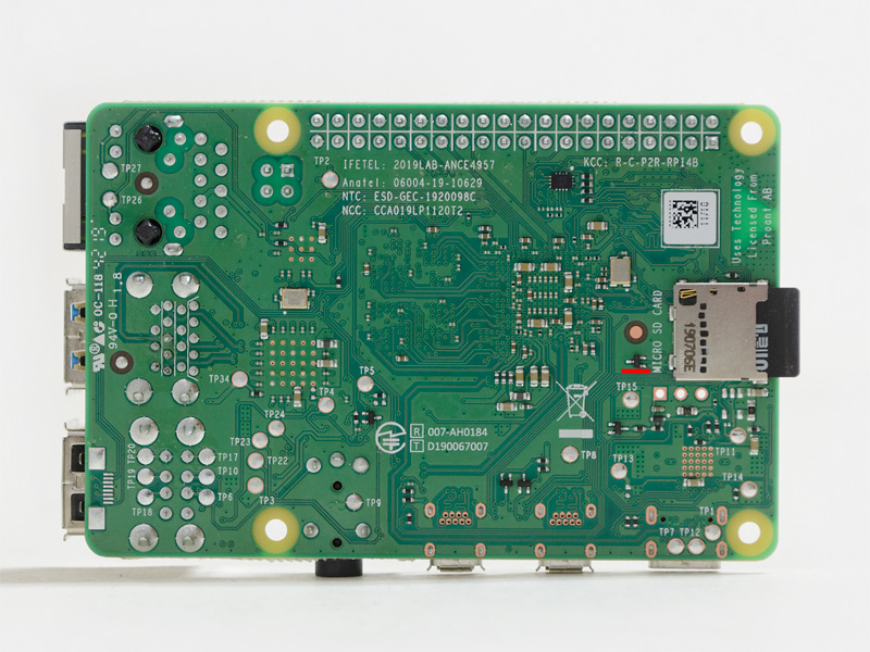 背面は右にmicroSDカードスロット。赤いマーキングのチップはRev 1.2のみ(1.1にはない)