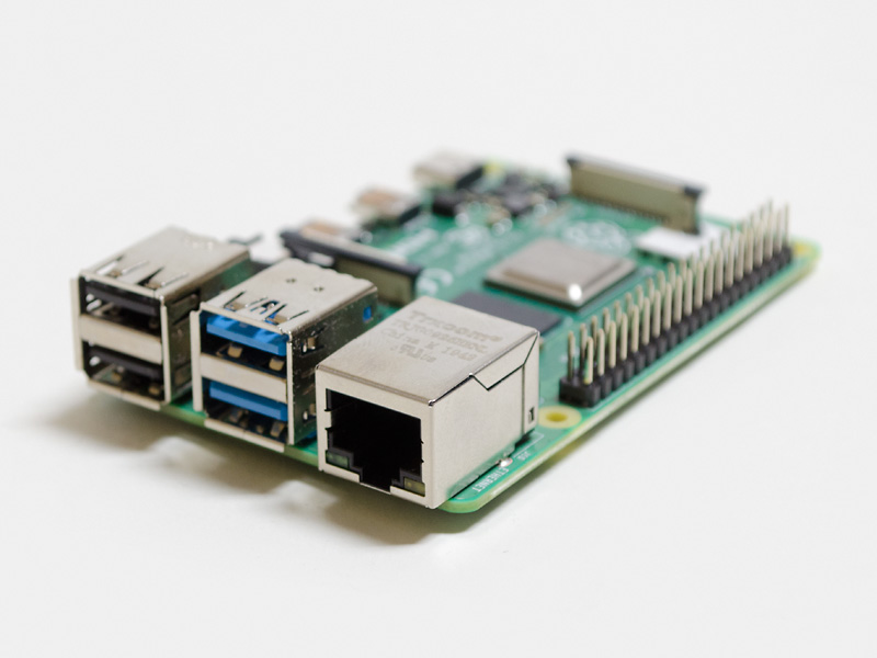 各種ポートとコネクタ1/2。Gigabit Ethernet、USB 3.0×2、USB 2.0×2