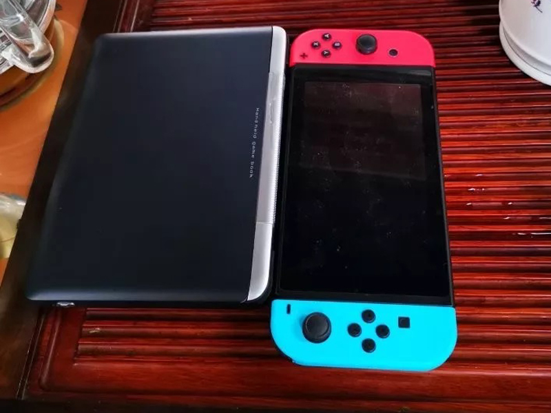 Nintendo Switch(右)との比較