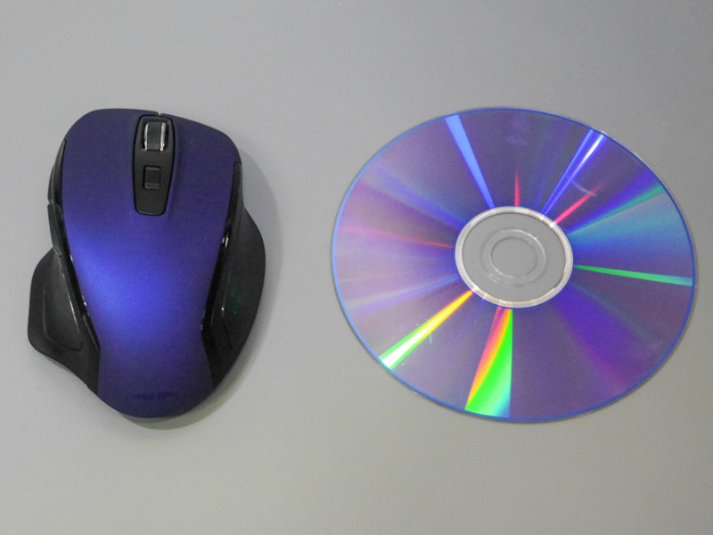 CDとのサイズ比較。マウスとしては中～大型に分類され、モバイル用としては若干大きい