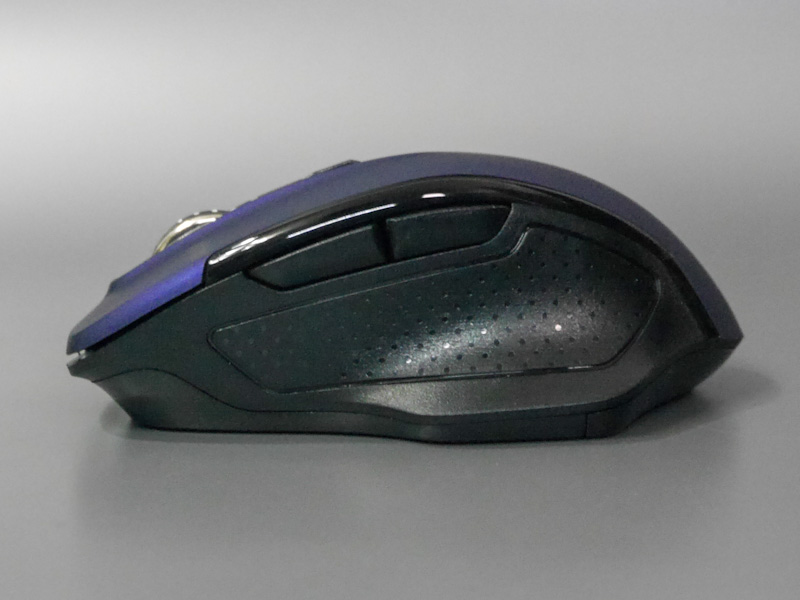通常の3ボタンに加えて左側面に2ボタンを搭載。ちなみにグリップ部はラバー塗装も施されておらず高級感はない