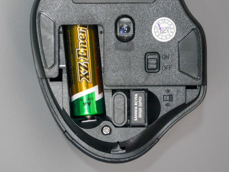 レシーバはいずれも底面の電池ボックス横に収納可能。その上には電源スイッチもある