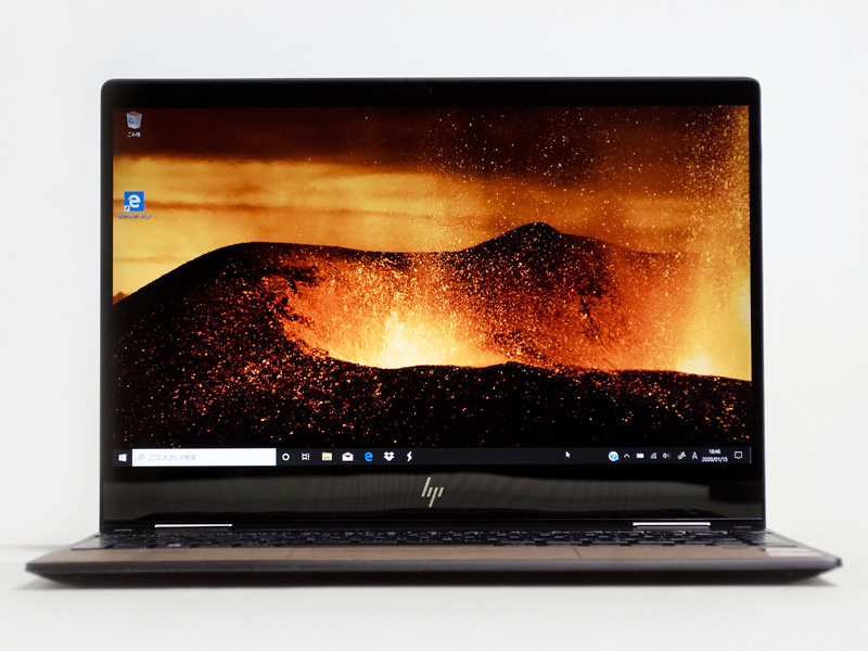 パネル下以外は狭額縁。パネル中央上にWebカメラ