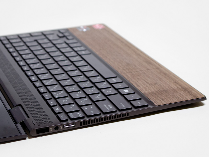 USB 3.0、音声入出力、電源ボタン