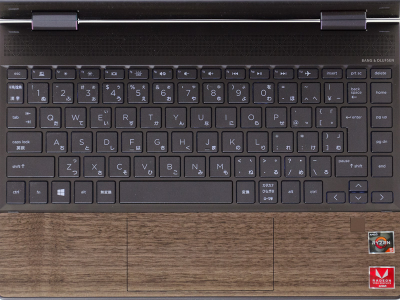 オフも含め3段階のバックライトつきアイソレーションタイプキーボード。タッチバッドは1枚プレート型。パームレスト右上に指紋センサー