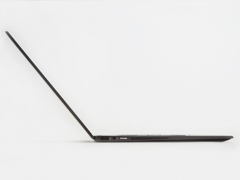 USB Type-Aの大きさからもわかるように結構スリム