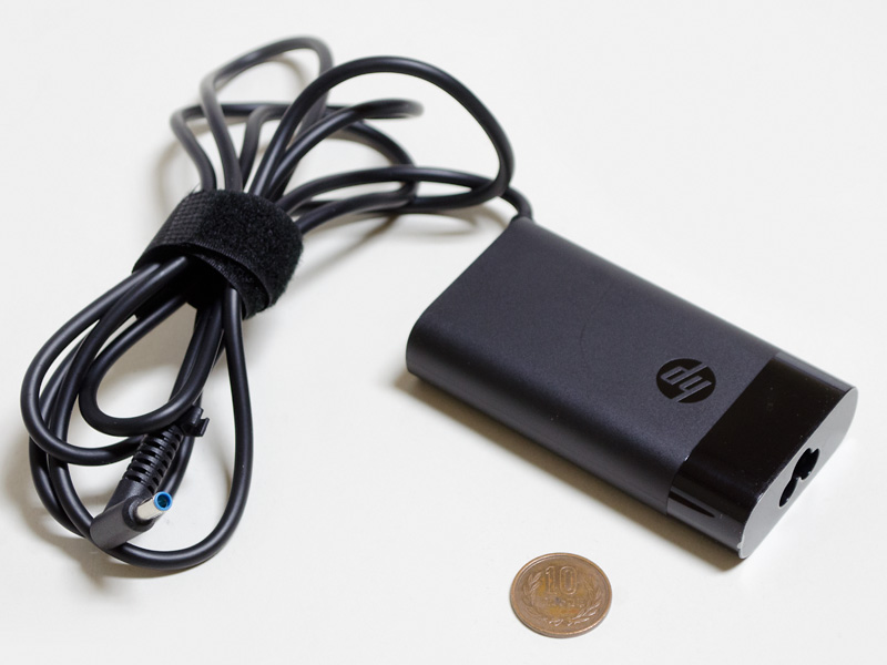 付属のACアダプタのサイズは約95×50×20mm(幅×奥行き×高さ)、重量192g、出力19.5V/3.33A