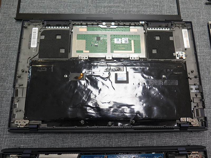 キーボード面でもグラファイトシートによって熱を拡散させている