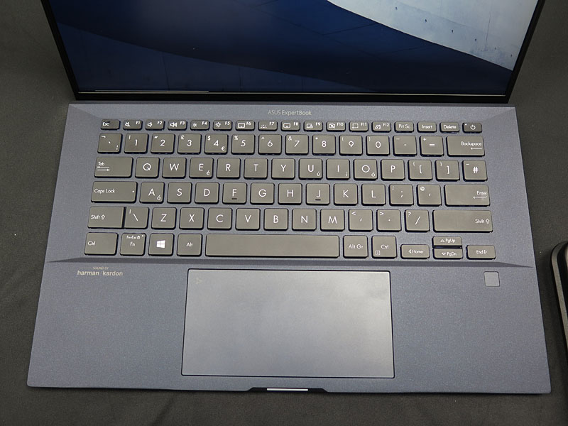 キーピッチは18.7mmを確保しており、難なくタイピングできる