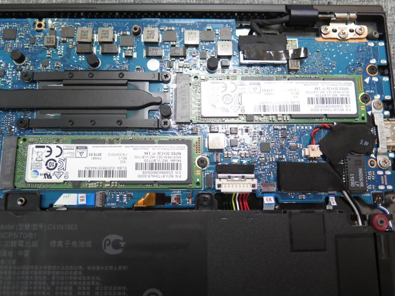 軽量モデルながらM.2スロットを2基搭載し、最大4TBまで搭載可能