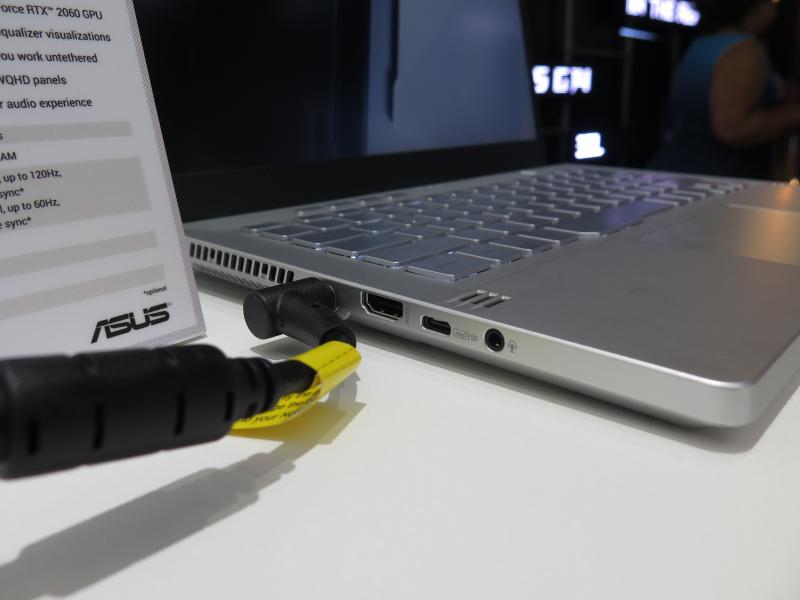 左側面のインターフェイス