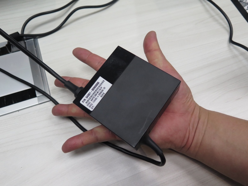 手のひらサイズのACアダプタ。これで300Wも出力できるのだから、GaNの力は偉大だ