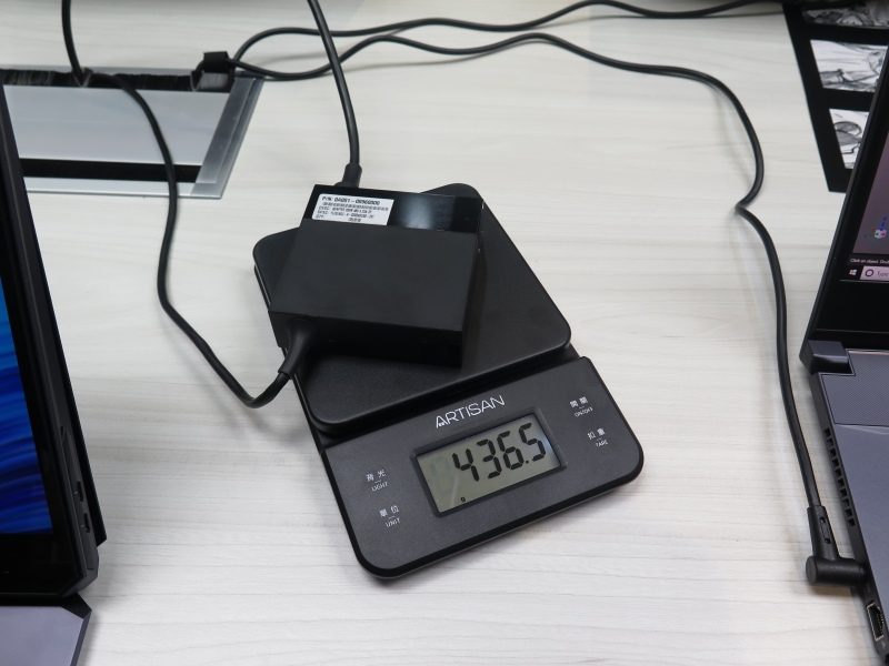 ACアダプタは436.5g程度だった