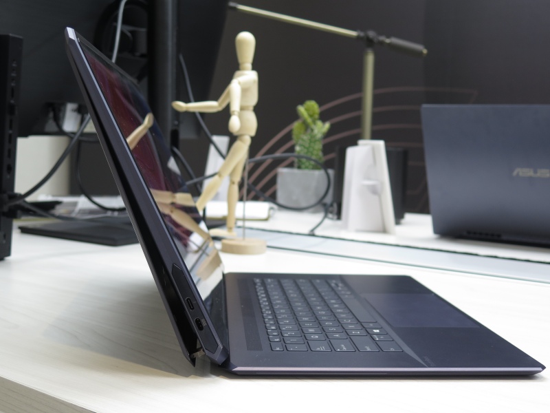 右側面。Thunderbolt 3ポートと似ているが、下のほうは電源入力