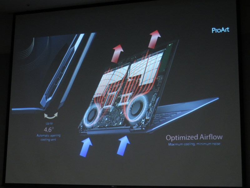 底面から吸気して上部に排気する機構を採用。液晶を開くと自動的に天板に隙間が開いて給気口面積を増やす