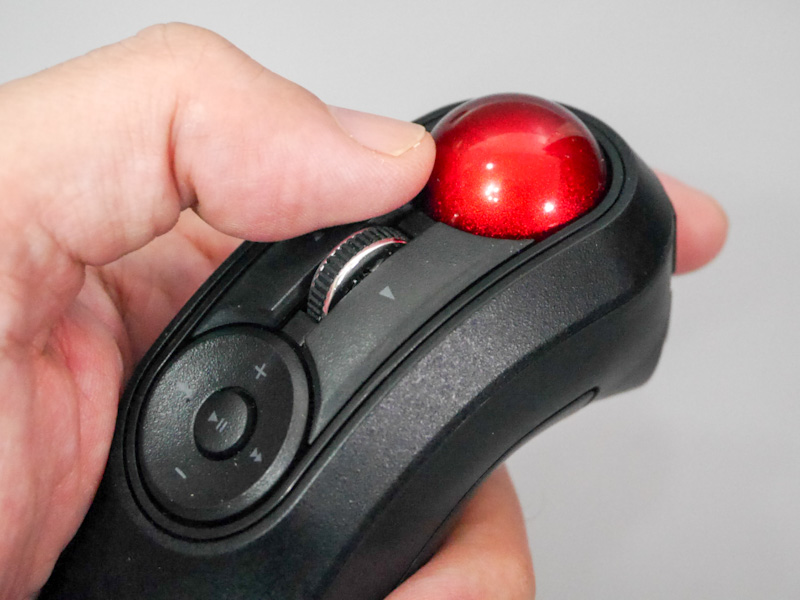 ボールの手前にホイールがある。チルトには対応しない