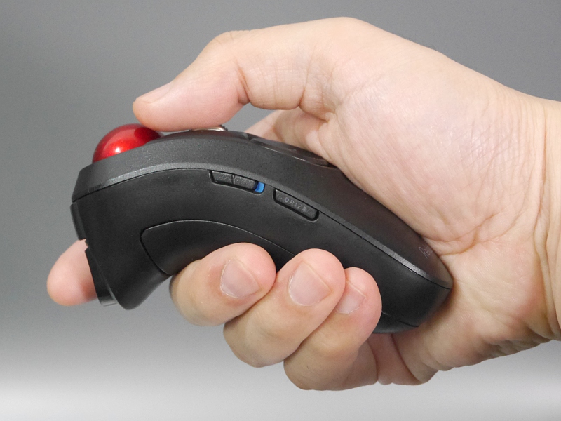 通常の持ち方。人差し指で、先端の2つのボタン(左右ボタンに相当)を操作する