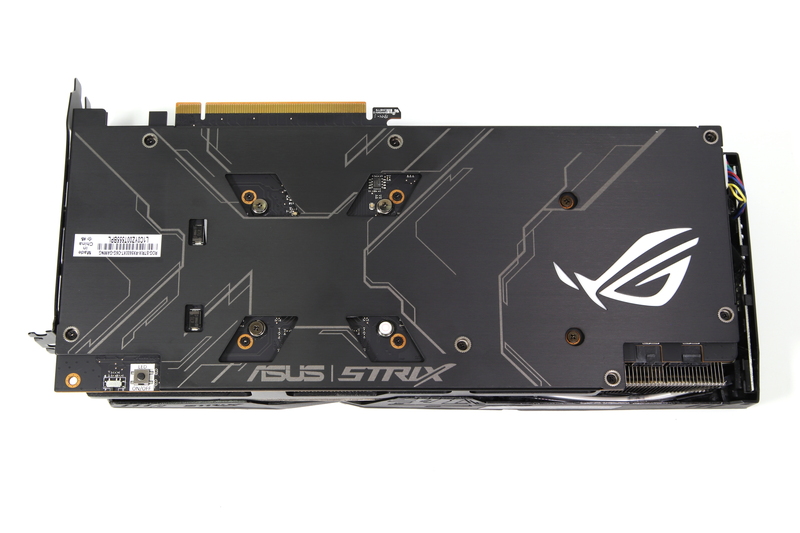 基板裏面。金属製バックプレートを装備している