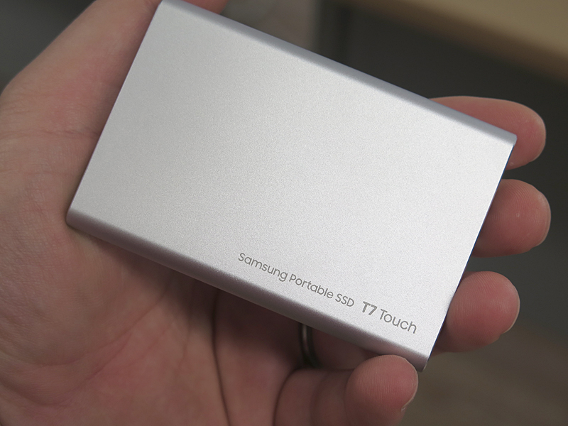 本体背面はすっきりとしたデザイン