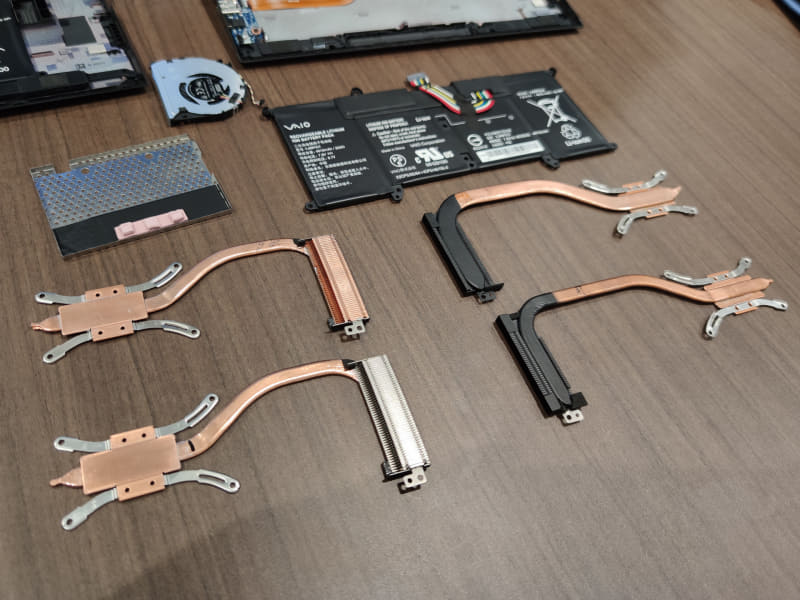 VAIO SX12/14で採用されている新しい冷却機構。上左側が新しいSX12で、下の旧SX12と違ってヒートシンクのフィンが銅製に変わっている。上右側が新SX14で、こちらは下の旧SX14よりもヒートパイプが太くなっている