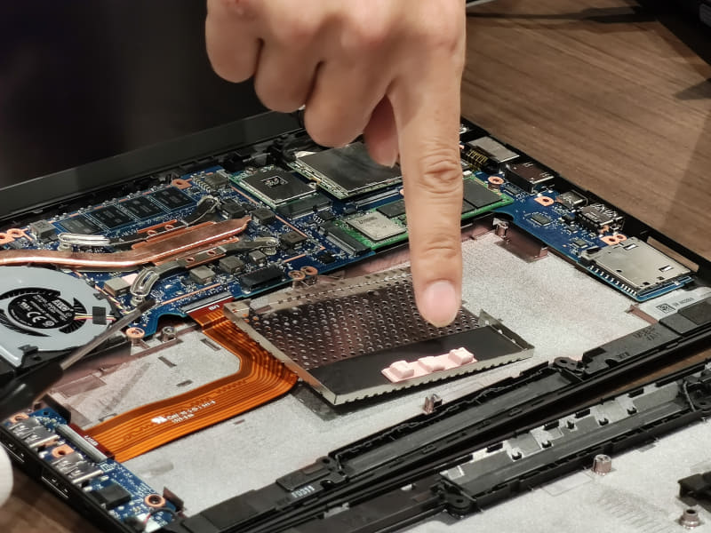 VAIO SX12/14で採用された新しい熱設計ソリューション。シールドには電圧レギュレータの為の熱対策が施されている