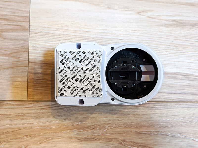 裏面。あらかじめ両面テープが装着されている。外すときは、上のカバーを開けて引っ張るだけで簡単に取れるそうだ