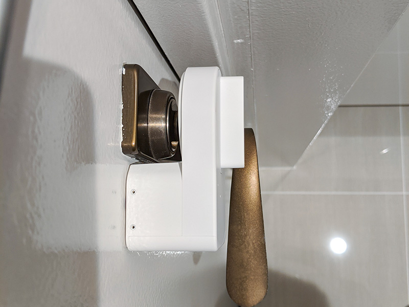 上から見るとこんな感じ。サムターンを回す部分とサムターンとの間には多少隙間があるが、問題なく動作する