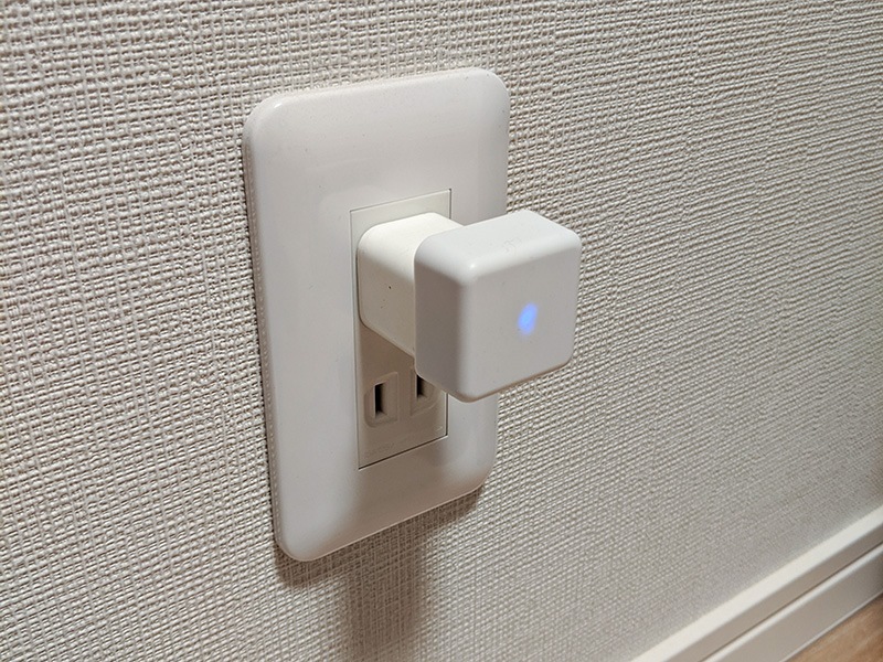 筆者はこのように小型のUSB充電器に挿して使っている