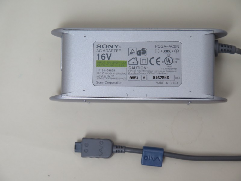 ソニーの初期バイオノート505に付属していたACアダプタ。対応してほしいところだが、16Vである上にコネクタもかなり特殊だ