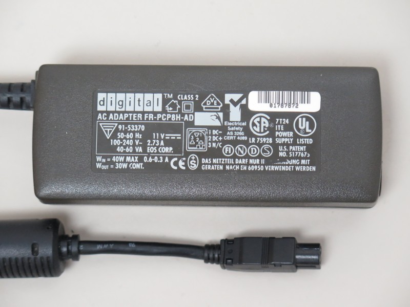 ディジタル・イクイップメント・コーポレーションの「HiNote Ultra」に付属していたACアダプタ。11Vでプラグ形状も特殊なため対応できそうにない