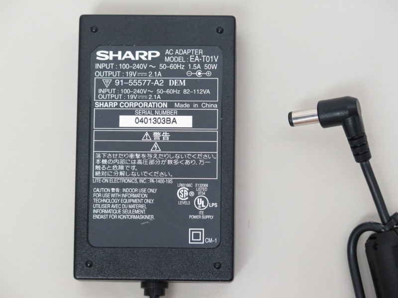 シャープのノートPC用ACアダプタ。こちらも19Vとメジャーだが、プラグのサイズが合わず。まあ、外径5.5mm/内径2.1mmからほかのプラグに再変換するプラグを別途購入すればよいのだが……