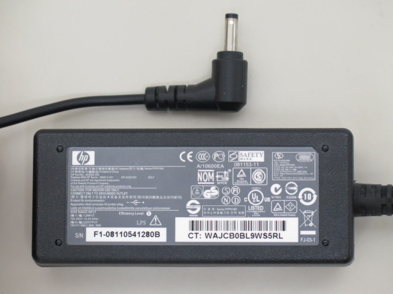 HPのネットブック「HP Mini 1000 Vivienne Tam Edition」に付属するACアダプタ。こちらも19Vなのだが、プラグが細くLS-PAB90S-2U付属のプラグでは合わなかった