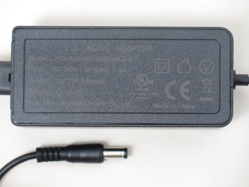 CHUWIの「Herobox」に付属するACアダプタ。12V/2A出力でメジャーな電圧と電流だが、LS-PAB90S-2Uは非対応